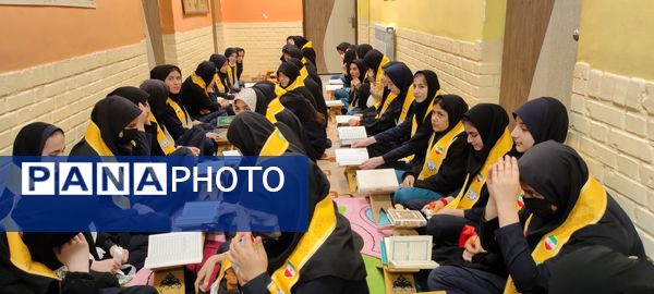 محفل انس با قرآن کریم در دبیرستان دخترانه شهدای زیارت 