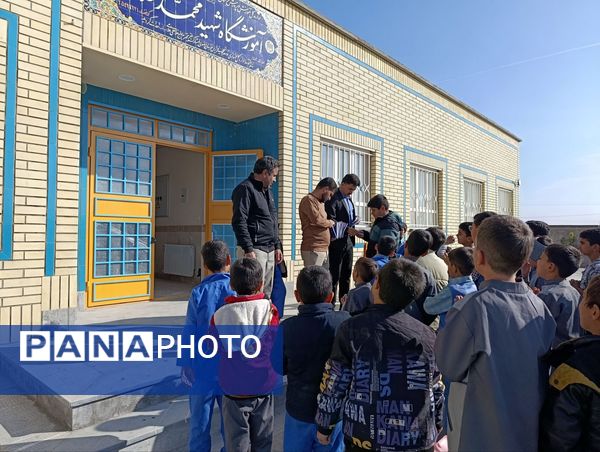 تجلیل از برگزیدگان مسابقات در مدرسه شهید غلامی خلیل آباد 