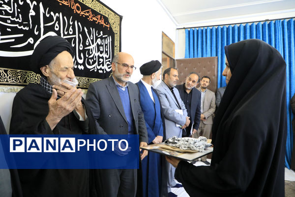 اهدای هدایای مقام معظم رهبری به دانش‌آموزان بیرجندی 