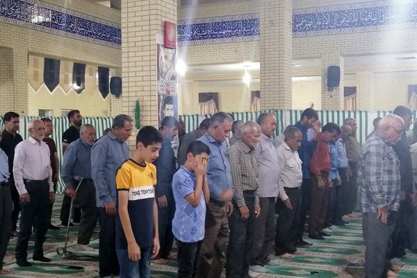 مراسم قرائت دعای کمیل در شب شهادت امام پنجم شیعیان در شهر بانش
