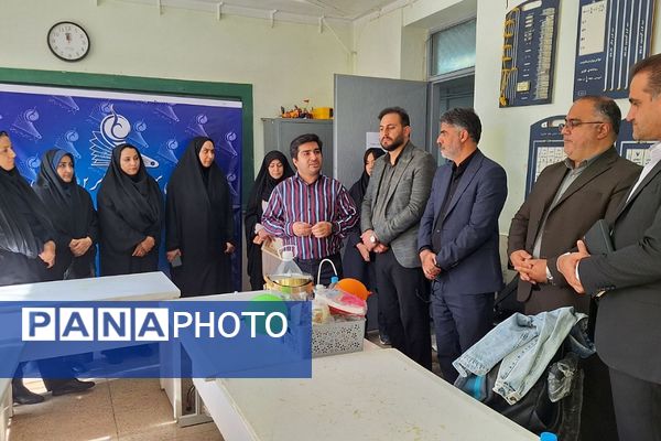 شور علمی دانش آموزان فشافویه در آیین گرامیداشت روز آزمایشگاه