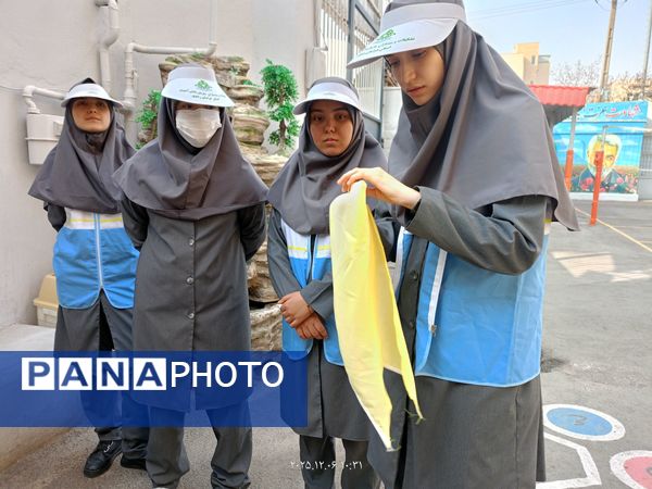 بیست وهفتمین مانور سراسری زلزله وایمنی در دبیرستان فرزانگان ۴ ناحیه یک