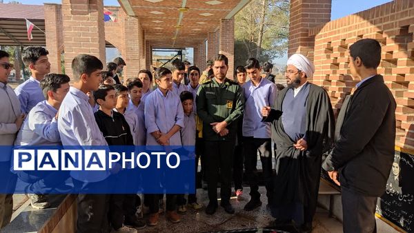 آغاز هفته بسیج دانشآموزی با غبارروبی مزار شهدای جوادالائمه توسط مسئولان و دانشآموزان بسیجی