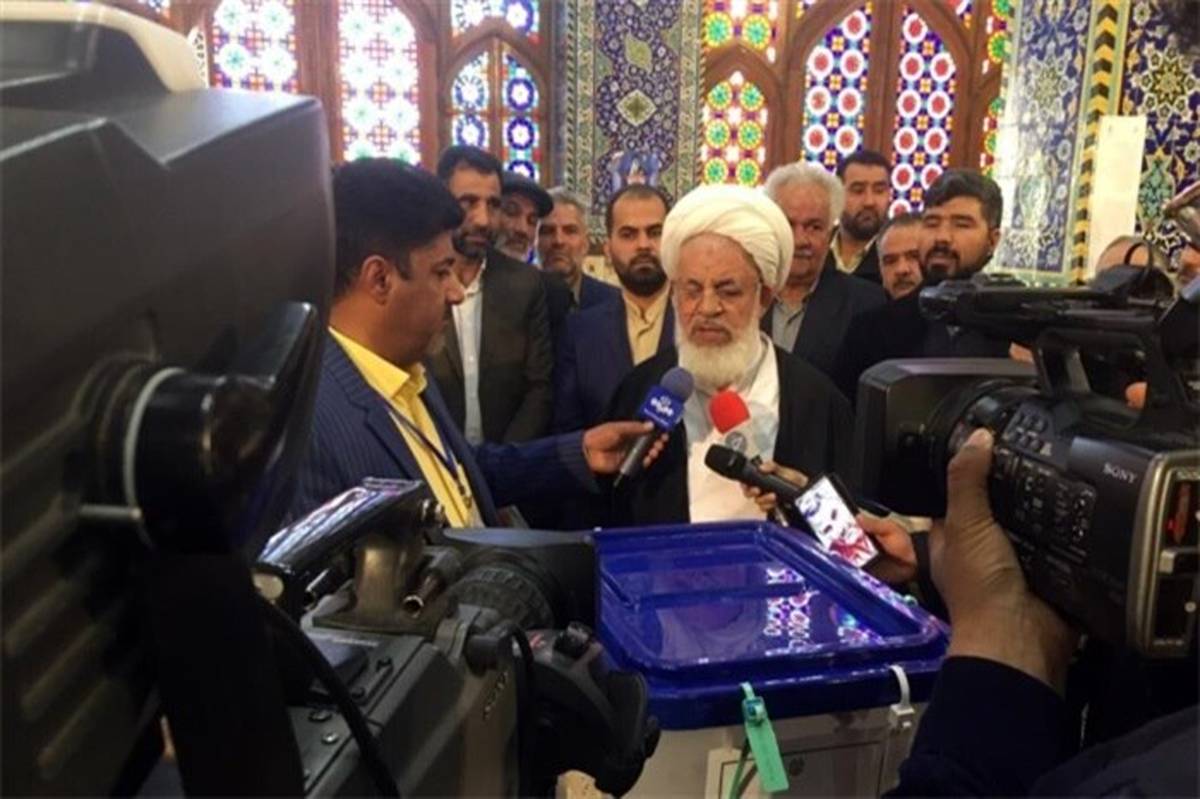 امام جمعه و استاندار یزد رای خود را به صندوق انداختند