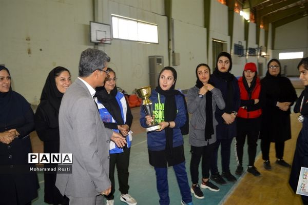 اهدای جوایز مسابقات هندبال دانش آموزان دختر استان بوشهر