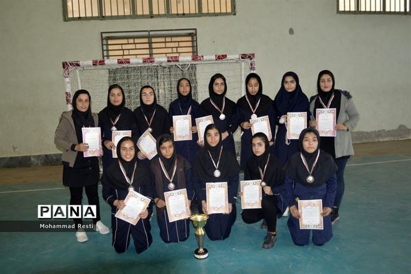 اهدای جوایز مسابقات هندبال دانش آموزان دختر استان بوشهر