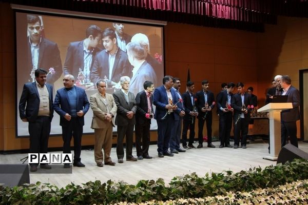 آیین دانش آموزان هنرستان خادمی  به مناسبت روز مادر