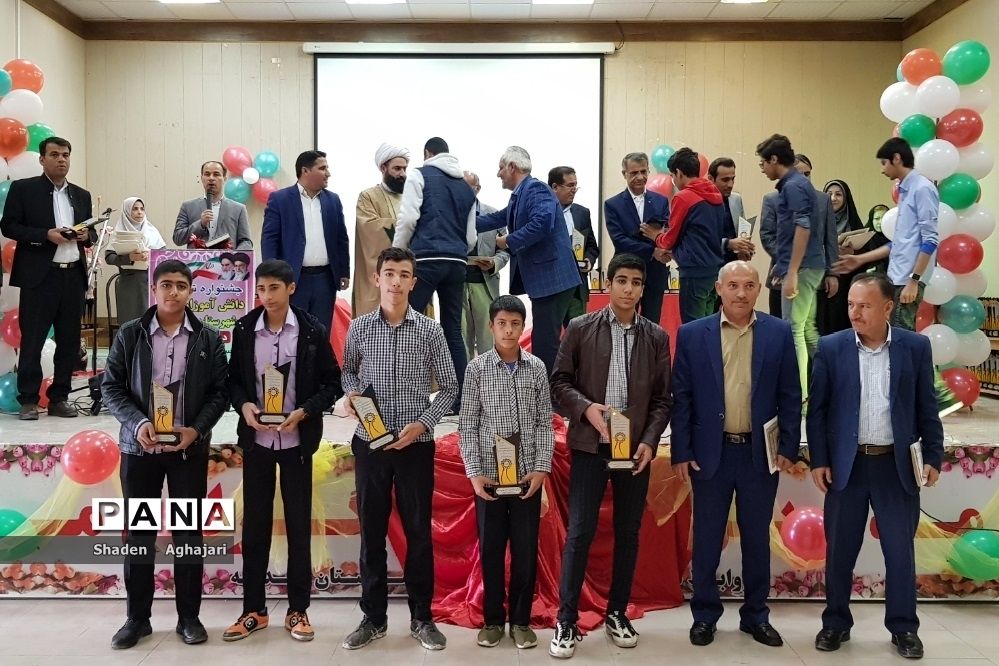 مراسم تقدیر از دانش آموزان ممتاز شهرستان امیدیه