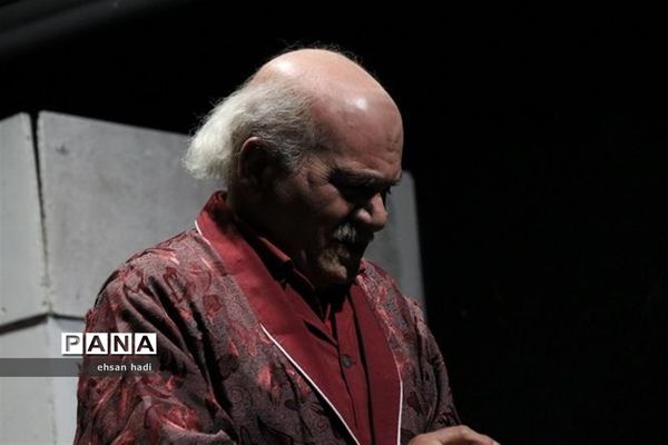 تئاتر «قدم زدن برروی خطوط زرد خطر»