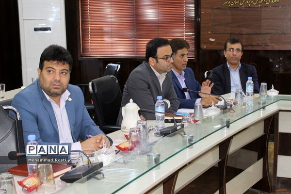 جلسه ویدئو کنفرانس مدیرکل آموزش و پرورش استان بوشهر و شورای معاونان با مدیران آموزش و پرورش  شهرستان‌ها و مناطق