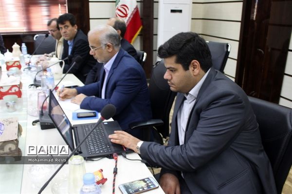 جلسه ویدئو کنفرانس مدیرکل آموزش و پرورش استان بوشهر و شورای معاونان با مدیران آموزش و پرورش  شهرستان‌ها و مناطق