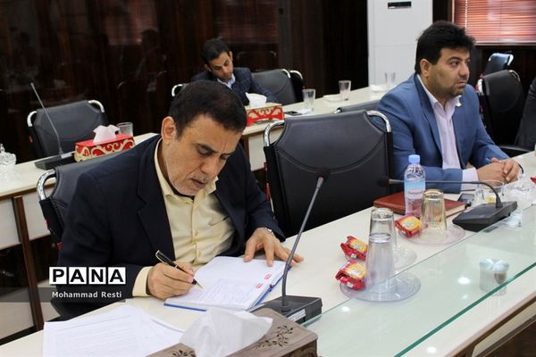 جلسه ویدئو کنفرانس مدیرکل آموزش و پرورش استان بوشهر و شورای معاونان با مدیران آموزش و پرورش  شهرستان‌ها و مناطق
