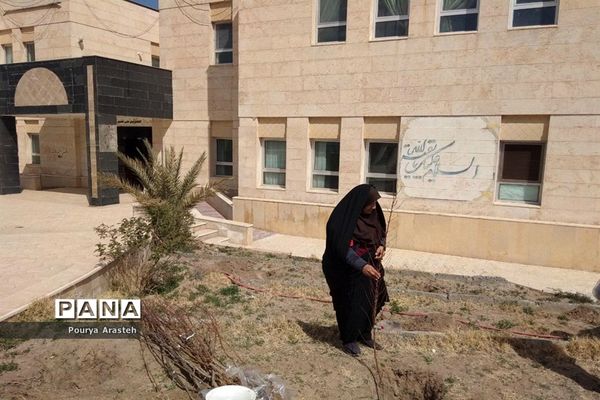 روزی همراه با درختکاری درسازمان دانش‌آموزی استان خراسان جنوبی