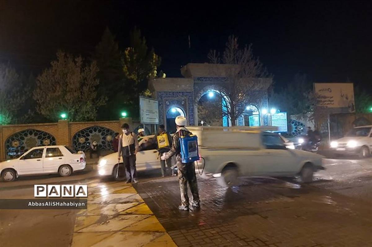 ضد عفونی کردن خودروها برای مقابله با کرونا ویروس در کنار امامزاده سید حمزه (ع) کاشمر