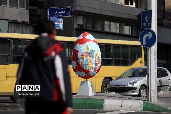 زیبا‌سازی تهران با تخم مرغ‌های رنگی