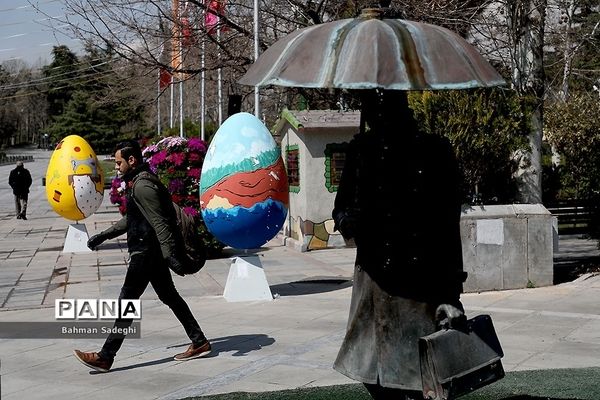 زیبا‌سازی تهران با تخم مرغ‌های رنگی