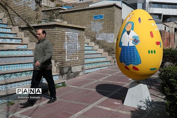 زیبا‌سازی تهران با تخم مرغ‌های رنگی