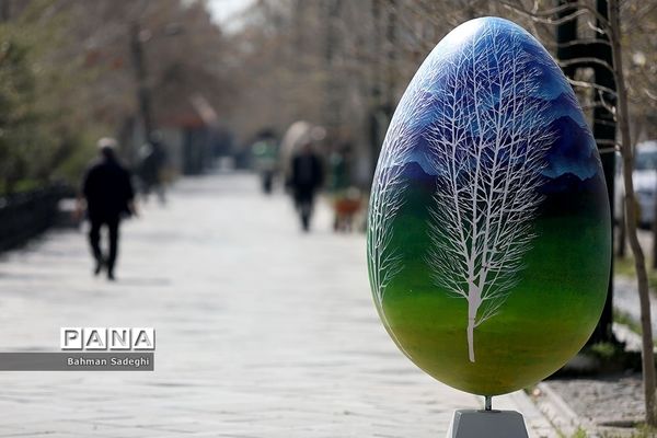 زیبا‌سازی تهران با تخم مرغ‌های رنگی