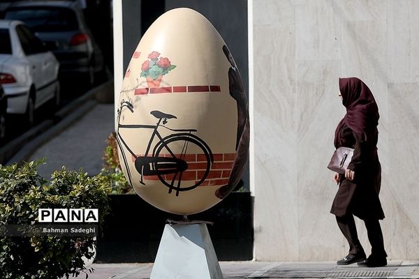 زیبا‌سازی تهران با تخم مرغ‌های رنگی