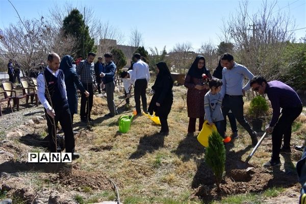 آیین روز درختکاری در بیمارستان حکیم بهاباد