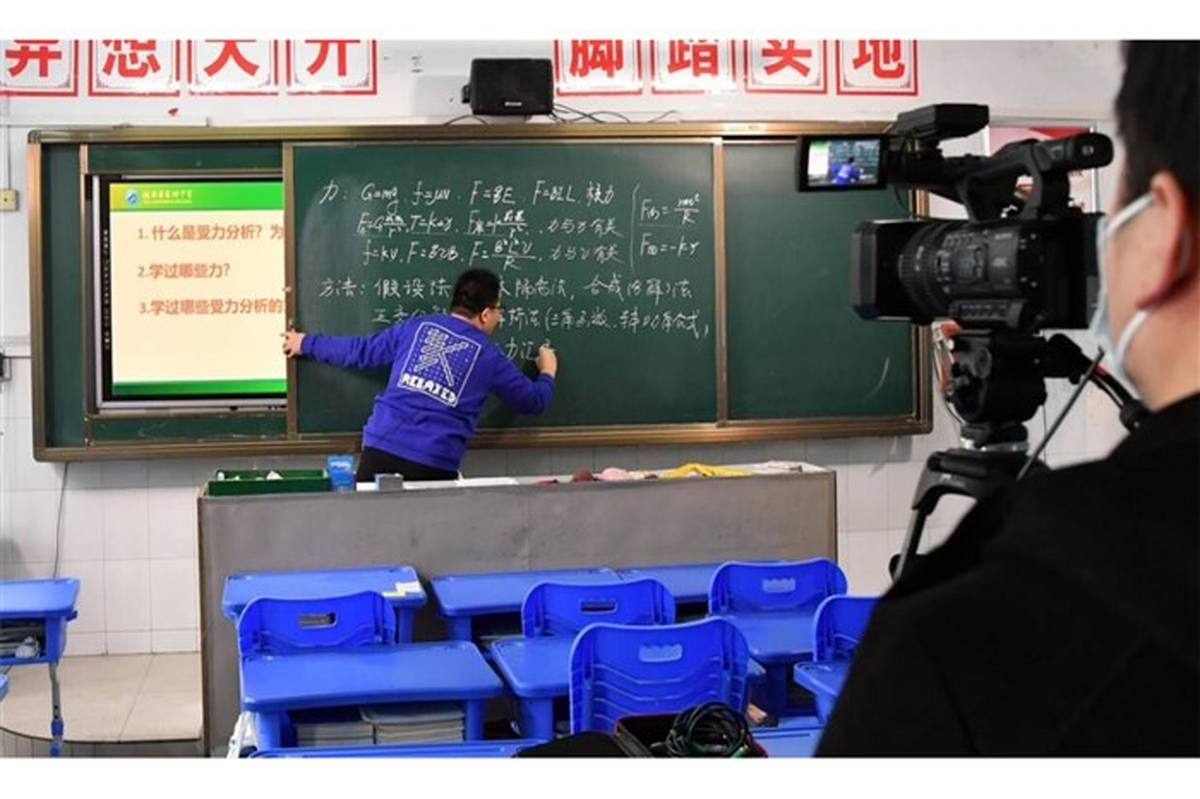 سهم آموزگار چینی در مهار کرونا؛ تدریس اینترنتی دانش آموزان