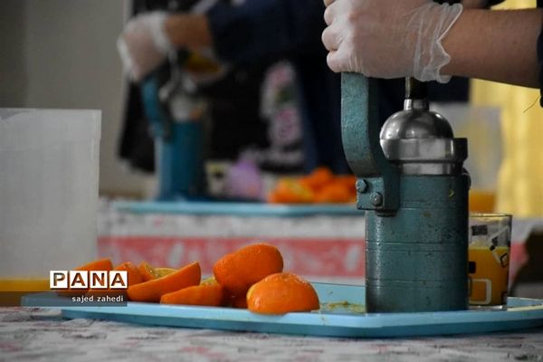 تهیه آب میوه طبیعی برای پرستاران و بیماران کرونایی توسط هیات های تبریزی