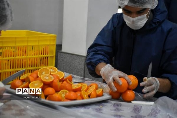 تهیه آب میوه طبیعی برای پرستاران و بیماران کرونایی توسط هیات های تبریزی