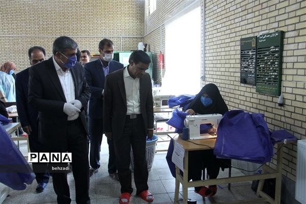 بازدید مدیرکل آموزش و پرورش استان کرمان از روند تولید ماسک در هنرستان ها