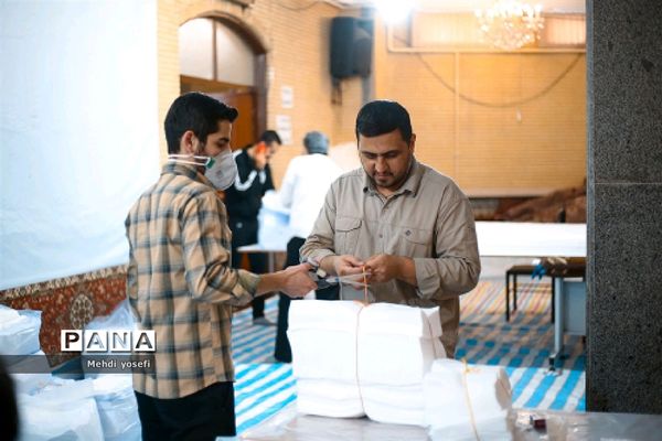 کار گروه مردمی تولید ماسک  مدافعان سلامت در مسجد اشرف الانبیاء در تبریز