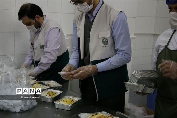 توزیع 400 پرس غذای متبرک آستان قدس رضوی بین کادر درمان و بیماران بیمارستان های میانه