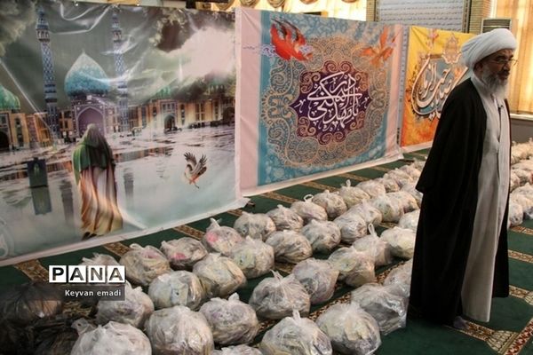 بازدید نماینده ولی فقیه در استان و امام جمعه بوشهر از محل استقرار اقلام بهداشتی و بسته های معیشتی
