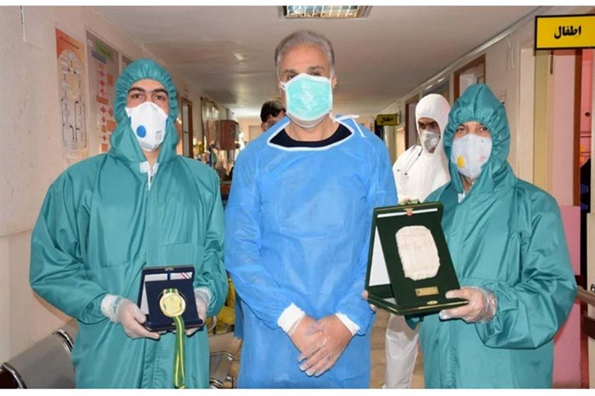 معلم محلاتی مدال طلای مسابقات جهانی والیبال را به پرستاران اهدا کرد