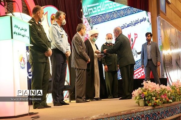 تجلیل از دست اندرکاران کنگره سرداران و 2 هزار شهید استان بوشهر