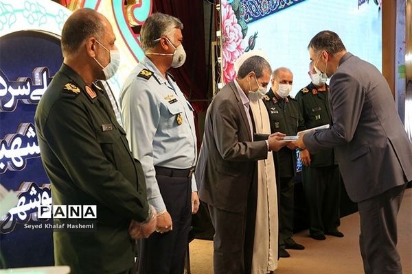 تجلیل از دست اندرکاران کنگره سرداران و 2 هزار شهید استان بوشهر