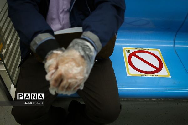 روزهای کرونایی  در مترو تهران