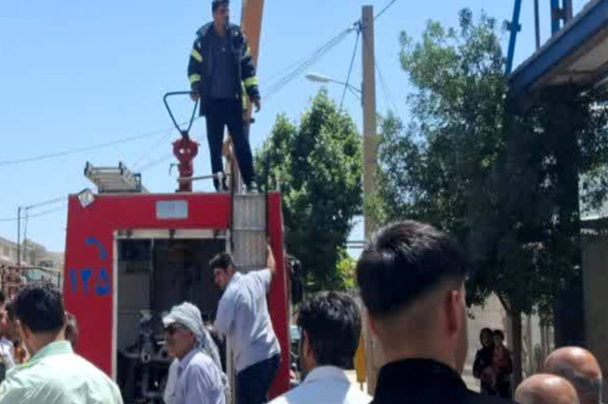 آتشنشانان جان یک کارگر را نجات دادند