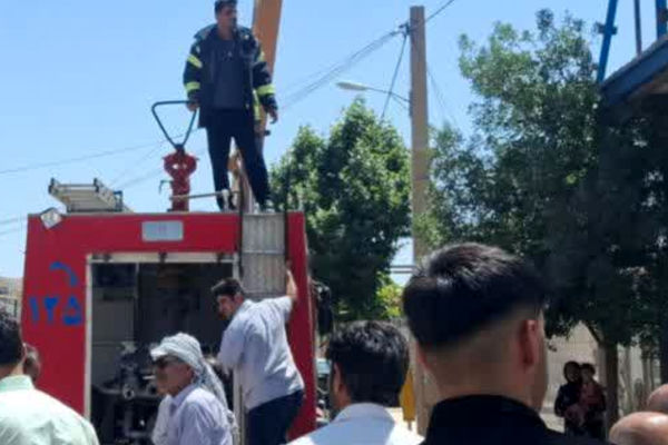 آتش‌نشانان جان یک کارگر را نجات دادند