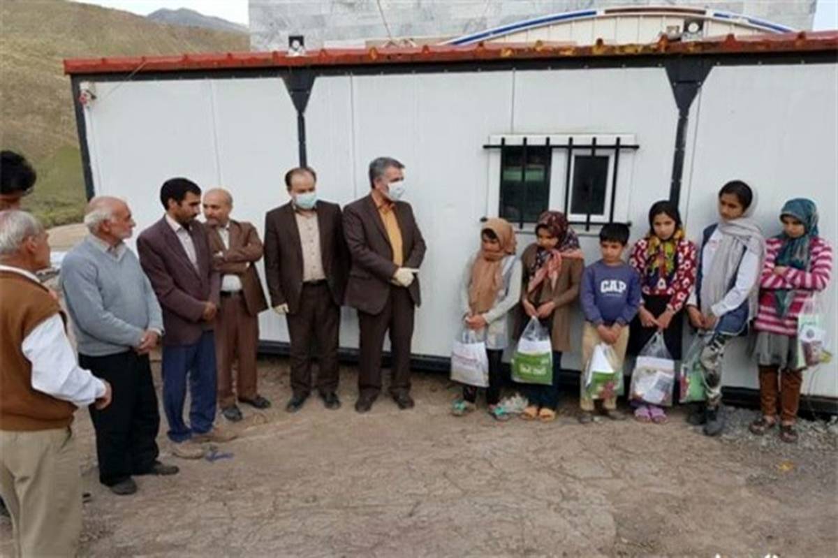 توزیع اولین بسته های آموزشی تولیدی آموزگاران به دانش آموزان محروم روستایی استان زنجان