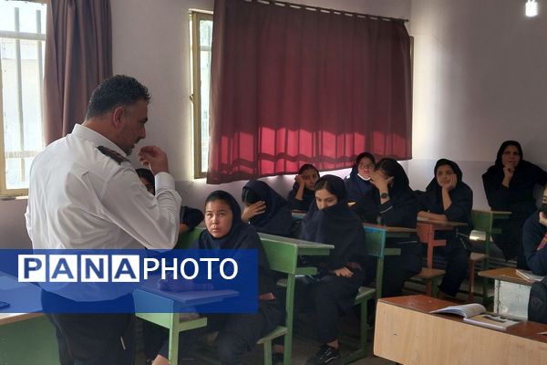 آموزش اصول اولیه آتش‌نشانی در مدرسه زکیه صباشهر