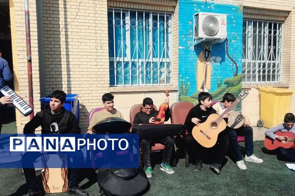 جشن آواها به‌مناسبت دهه فجر در دبیرستان هاشمی رفسنجانی ناحیه 4