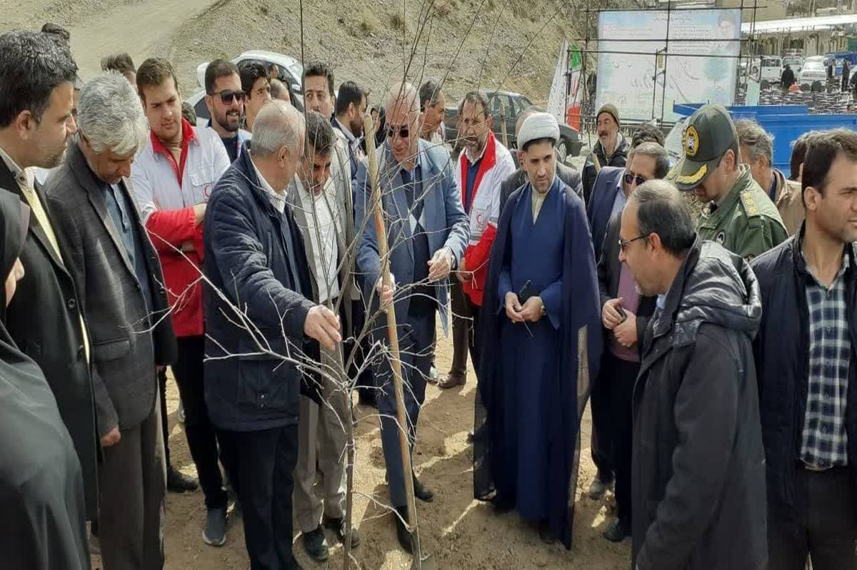 بزرگداشت طبیعت در بروجرد با حضور مسئولین و‌ دانش‌آموزان