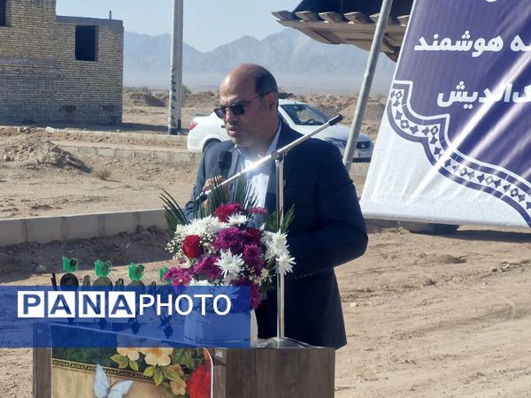 آیین کلنگ زنی پروژه آموزشی ۹ کلاسه هوشمند خیری روستای بهادران مهریز