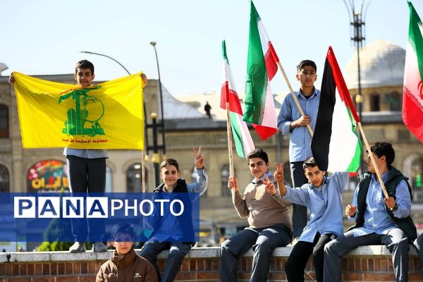 دانش آموزان و مسئولین در کنار یکدیگر، روز دانش‌آموز را رقم زدند