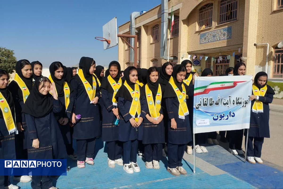 حضور دانش آموزان دبیرستان طالقانی داریون در تجمع ۱۳ آبان