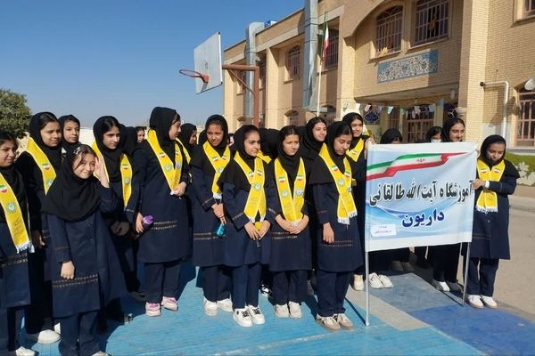 حضور دانش آموزان دبیرستان طالقانی داریون در تجمع ۱۳ آبان