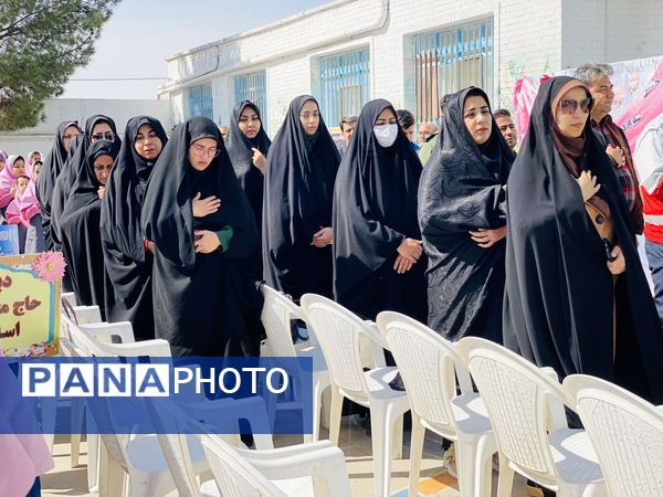 نواختن زنگ جشن نیکوکاری در دبستان زینب قهرمانی مه ولات