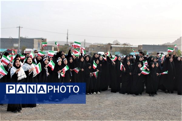 همخوانی گروه‌های دانش آموزی قم در اجرای سرود «ایران بخوان»