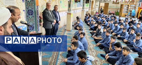 نمازجماعت پایه هشتم مدرسه زمانی با حضور مدیر آموزش و پرورش منطقه ۱۹ 