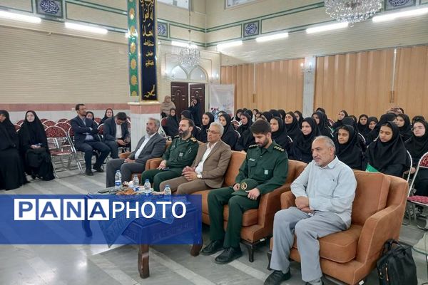 برگزاری یادواره شهدا به مناسبت هفته دفاع مقدس در دبیرستان حضرت زینب(س) ناحیه یک شهرری