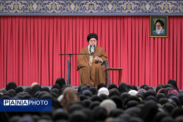 دیدار هزاران نفر از زنان و دختران با رهبر انقلاب